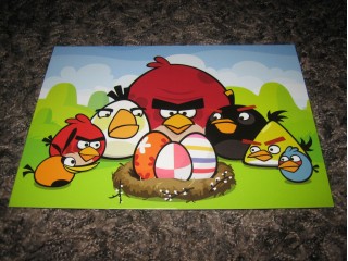 Angry Birds Värikkäät munat pesässä postikortti